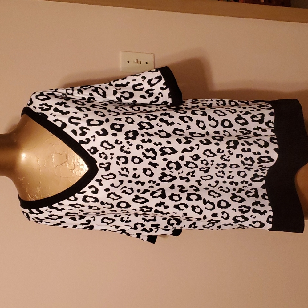 ‼️3/$18‼️Ladies Short sleeve Snow Lepard sweater